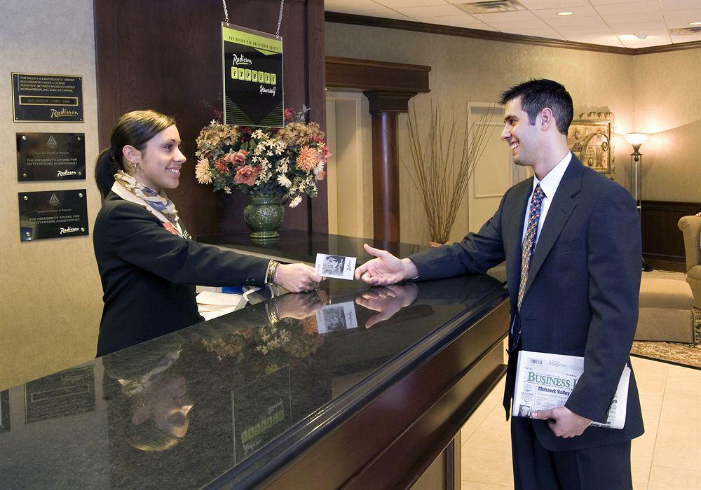 Delta Hotels By Marriott יוטיקה מראה חיצוני תמונה