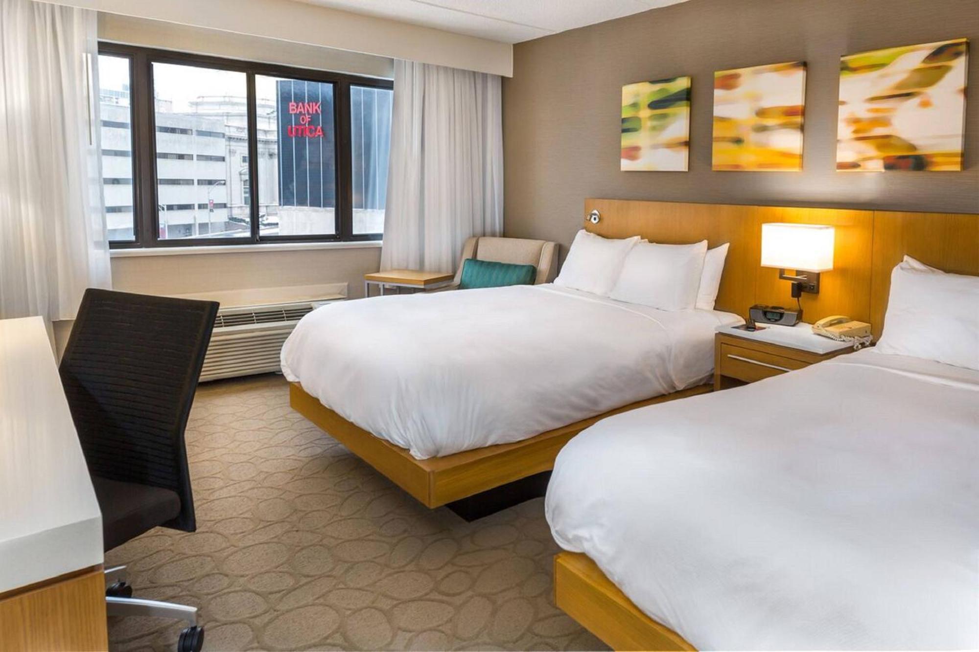 Delta Hotels By Marriott יוטיקה מראה חיצוני תמונה
