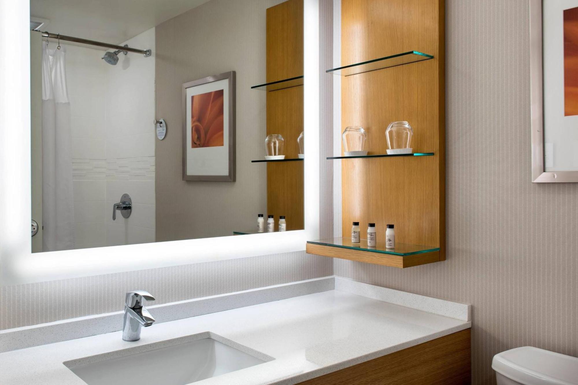Delta Hotels By Marriott יוטיקה מראה חיצוני תמונה