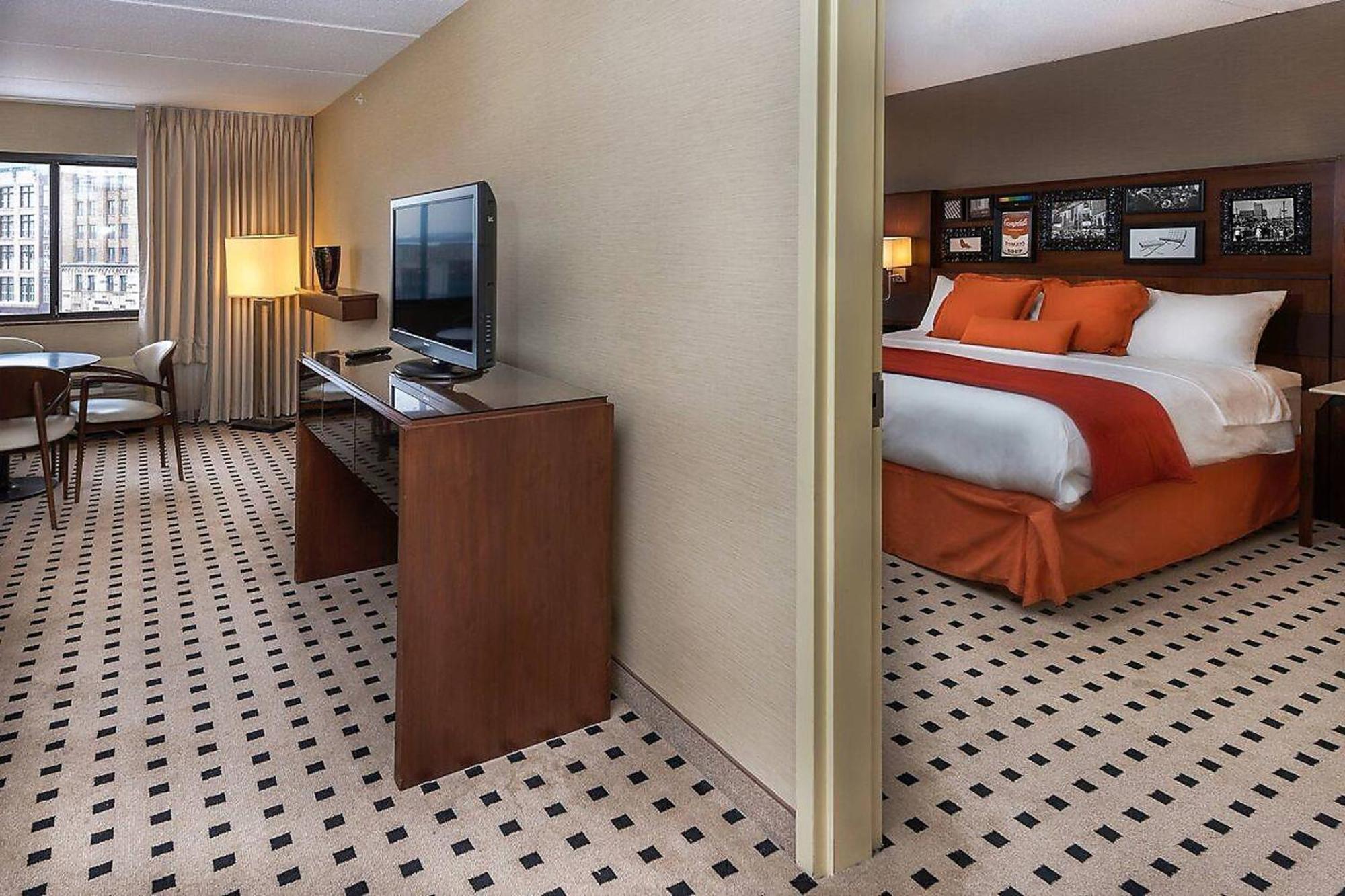 Delta Hotels By Marriott יוטיקה מראה חיצוני תמונה