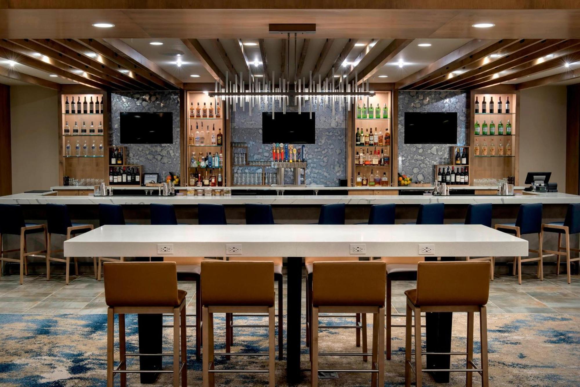 Delta Hotels By Marriott יוטיקה מראה חיצוני תמונה