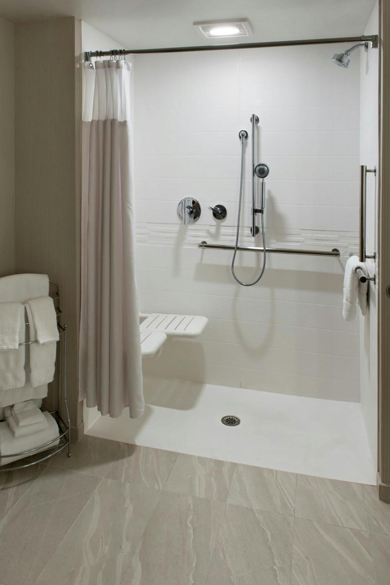 Delta Hotels By Marriott יוטיקה מראה חיצוני תמונה